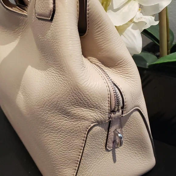❣️💫MARK DOWN 💫❣️Michael Kors cream Bag - Picture 3 of 13